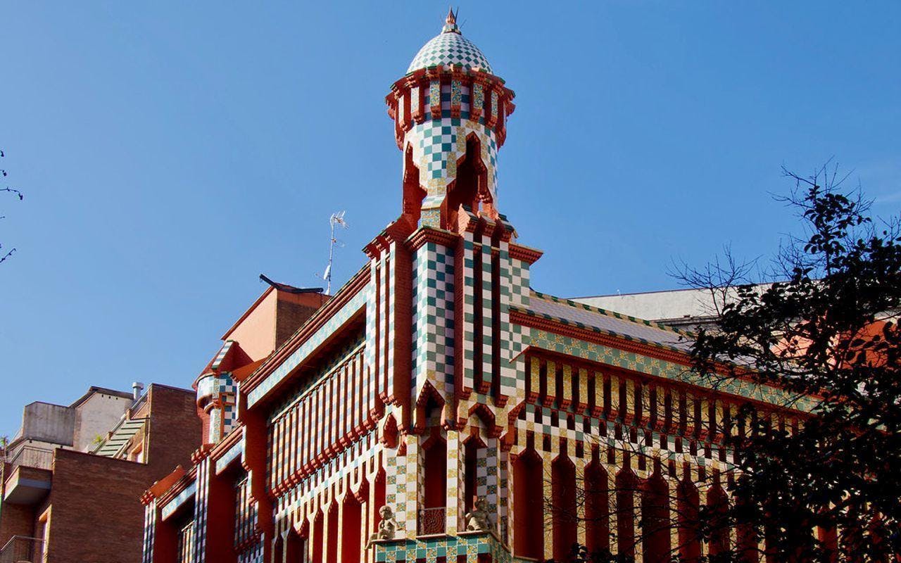 Casa Vicens és la primera casa del gran arquitecte del modernisme Antoni Gaudí.